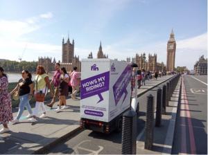 Le Fin eQuad, un vélo e-cargo de Fernhay Solutions, se trouve sur le London Bridge.
