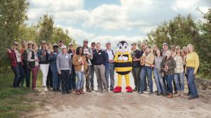 SugarBee® growers and marketers, social media influencers, and agriculture industry experts gather together to celebrate the 2023 SugarBee® apple harvest