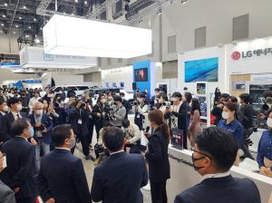 A scene from the 2022 DIFA Expo. Invited guests visit the exhibition booth of LG Energy Solution. | Photo Courtesy - Daegu Metropolitan City
