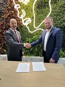Tomasz Cymerman and Rajai Abu Alata shaking hands after signature of strategic partnership on GITEX 2023