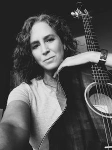 Singer-Songwriter Pam Ross Releases New Single, “Cornflakes and Beer”