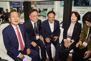 Hong Joon-Pyo, Mayor of Daegu, Baek Won-kook, Second Vice Minister of the Ministry of Land, Infrastructure, and Transport, and other invitees trying the autonomous mobility platform ‘Project MS’ at the Autonomous a2z booth | Photo courtesy - AVING News
