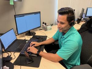 A Help Desk Technician at i-Tech Support providing responsive technology assistance to a client.