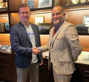 [From Left to Right] CEO of Ukraine Invest, Sergiy Tsivkach and CEO of Quantum Media Group, Ari Zoldan. They are both shaking hands while smiling at the camera.