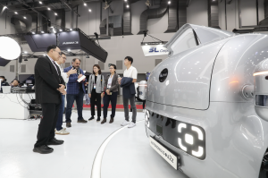 Visitors listen to an explanation from an Autonomous a2z representative about the autonomous mobility platform ‘Project MS’ at the Autonomous a2z booth at the DIFA Expo 2023 held at Daegu EXCO on the 19th. | Photo courtesy - AVING News