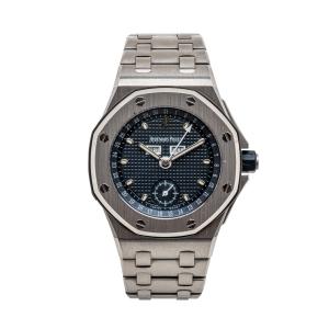 Circa 1995 Audemars Piguet, Ref. 25808ST, Royal Oak Offshore Triple Date wristwatch, stainless steel with an octagonal bezel and triple-date complication (est. CA$35,000-$40,000).