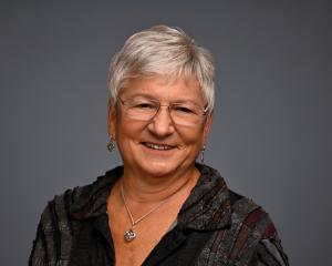 Glenda Auker Named 2023 Edna Silberman Humanitarian Service Awardee