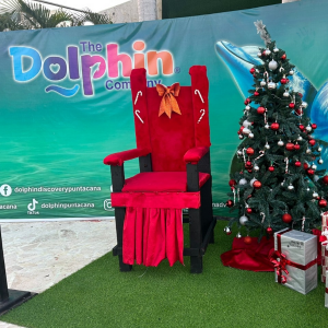 sillon de santa claus navideño en Dolphin Discovery Punta Cana Downtown