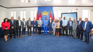 فخامة الرئيس إيرفان علي (رئيس جمهورية جويانا)، خوليو فرينك (رئيس جامعة ميامي)، رودريغو فيلوسو (مؤسس مجموعة الابتكار في جويانا)، وممثلون عن الحكومة والجامعة.