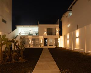 Casa Palm Beach Galapagos - nighttime view with lights