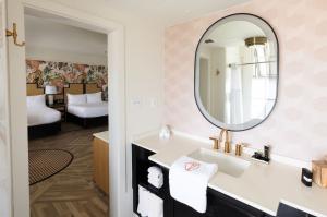 Guest Room Bathroom