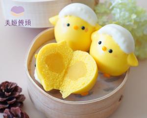 Cute little chicken-shaped mantou with custard filling