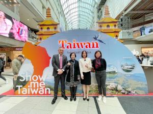 From left to right: 1) Randall Chiang, General Manager, Eva Airways Corp. America, Toronto Branch  2) Jin-Ling Chen, Director General, TECO, Toronto  3) Claire Wen, Director, TTA, NY, 4) Gail Chang, Marketing Manager, TTA, SF Office