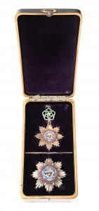 Manchukuo / Japan Order of the Illustrious Dragon Grand Cordon Medal Set Displayed In Lacquered Case