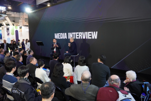 In the image, Mayor Yoo Jeong-bok (left) is seen conducting a media interview with Hubert Nguyen (right), Editor-in-Chief of Ubergizmo, at the Incheon·IFEZ promotion hall on January 9th (local time).