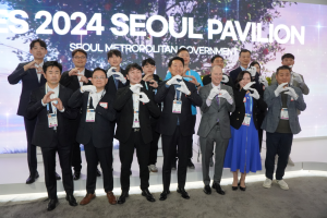 Mayor Oh Se-hoon, Kim Hyun-woo (CEO of Seoul Business Agency), Gary Shapiro (CTA President), and other guests took a commemorative photo at the 'CES 2024' opening ceremony.