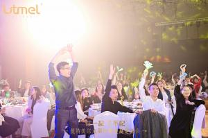 The atmosphere at the Utmel annual gala was harmonious and friendly.