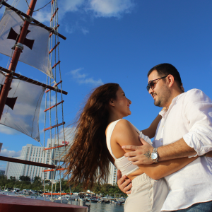 cena romántica en columbus cancun pareja posando en galeon español