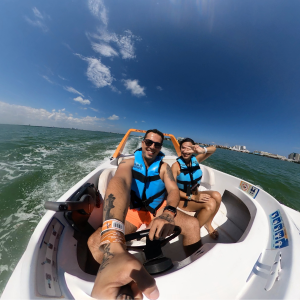 pareja en speed boat cancun de marina aquatours