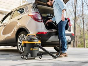 Vehicle cleaning with the 6-gallon 4 peak HP wet/dry vac