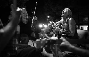 Violinist and guitarist jamming and having fun