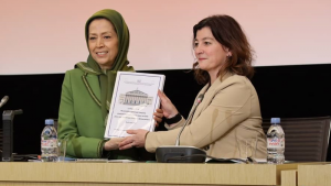 Ms. Cécile Rilhac, Chair of the Iranian Democratic Committee in the French Parliament, welcomed Mrs. Rajavi and presented her with a copy of the statement of support from the majority of French Assembly members for the Mrs. Rajavi’s Ten-Point Plan.