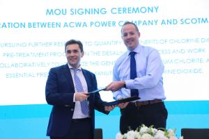Thomas Altmann, Executive Vice President of Innovation at ACWA Power (left) with Alistair Cameron, CEO of Scotmas signed the Memorandum of Understanding.