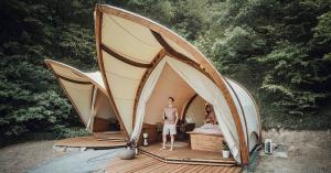 Sustainable Glamping Vacation – in Glamping Tents by STROHBOID