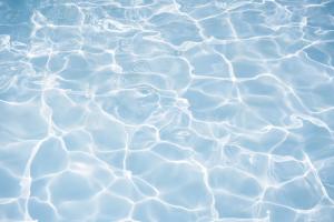 Saltwater vs. Chlorine Pools: Pros and Cons, Especially in the South Louisiana Climate