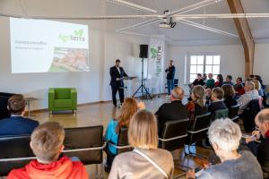 Carsten Pfau berichtet in Grasbrunn bei München vom geplanten Börsengang mehrerer Agri Terra Unternehmen.