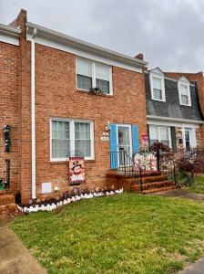 Move-in ready & well maintained 2 BR/1 full & 2 half BA townhome in the Windsor Park area of Henrico County...only minutes from all major thoroughfares, Short Pump and downtown Richmond. & VCU!!