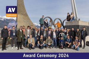 Foto aller Teilnehmer vor den Statuen der Olympischen Skisprunghelden.