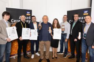 Die Gewinner der Auszeichnung "Produkt des Jahres" und die Mitarbeiter von AV-Comparatives posieren mit den Trophäen.