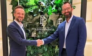 CEO of Kogifi Corp and CEO of AIDAR are shaking hands after signature of strategic partnership in hotel Polonia Place