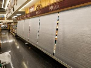 "Vitrinas y expositores refrigerados de Econofrost para supermercados, destacando la eficiencia energética."