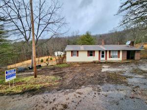 3 BR/1.5 BA home w/walk-out basement on .50± acres in Bland, VA.  This home measures 1,219± finished sf. & 931± unfinished sf. basement and features an eat-in kitchen (oven/range is the only appliance); living room w/gas logs; dining room; unfinished walk-out basement