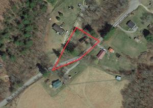 3 BR/1.5 BA home w/walk-out basement on .50± acres in Bland, VA.  This home measures 1,219± finished sf. & 931± unfinished sf. basement and features an eat-in kitchen (oven/range is the only appliance); living room w/gas logs; dining room; unfinished walk-out basement