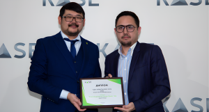 A representative from the Kazakhstan Stock Exchange gives an award to Jusan Bank for sustainability reporting