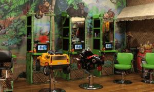 Monkey Dooz transcends the typical kids' salon; it serves as an educational platform. In this unique space, children discover animals through interactive events.