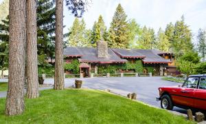 A historic log lodge set amongst trees in northwest Montana.