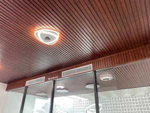 Trần nhựa giả gỗ - Nguồn: Kosmos Việt Nam.