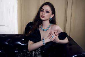 A young beautiful woman wear Yeux Bleus Jewelry Set from Goldmark Oakham