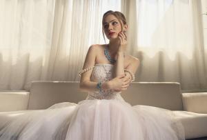 A young beautiful woman in white dresss wear Enchanted Garden Jewelry Set from Goldmark Oakham