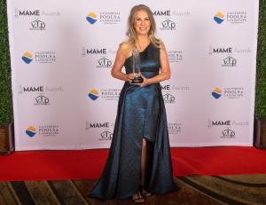 Jonnea Bennett holds MAME Award on stage