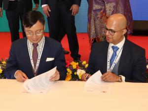 Benny Pang and Rakesh Rajagopal signing the MoU