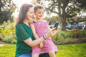 kid-krawl-mom-daughter