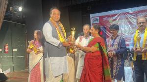 Krishna Chakraborty, the mayor of Bidhannagar in West Bengal hands over the Mahatma Gandhi International Peace Award to Arafat Ashwad Islam