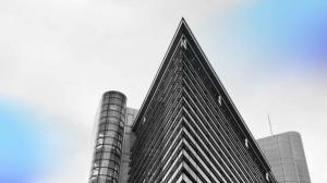 Black and white photo of a skyscraper building on a gray day