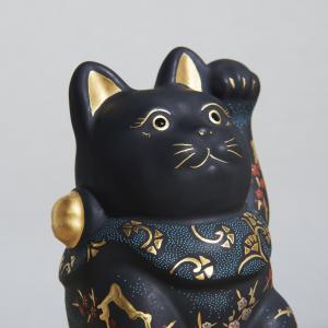 Close-up image of Nakada Kingyoku Morikin Aochibu Plum Blossom Pattern Lucky Cat.