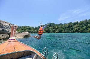 Happy’s Crab Island Watersports Launches Exciting 4-Hour Crab Island Adventure Tours